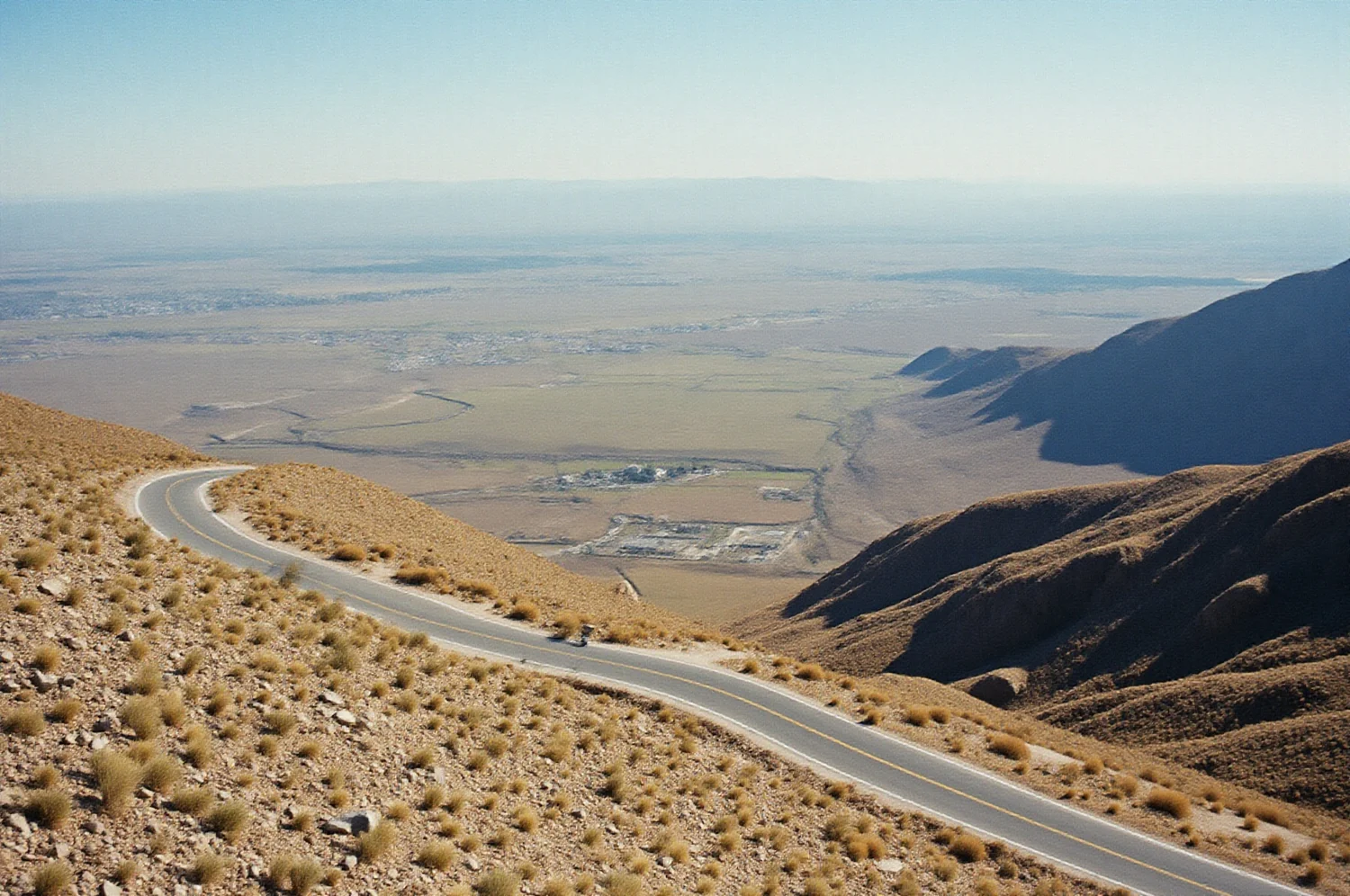 Curva de la ruta vista desde arriba, con el valle abajo